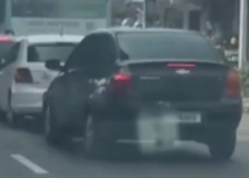 Vídeo mostra motorista em alta velocidade atropelando motociclista na zona oeste de Manaus