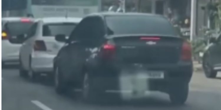 Vídeo mostra motorista em alta velocidade atropelando motociclista na zona oeste de Manaus