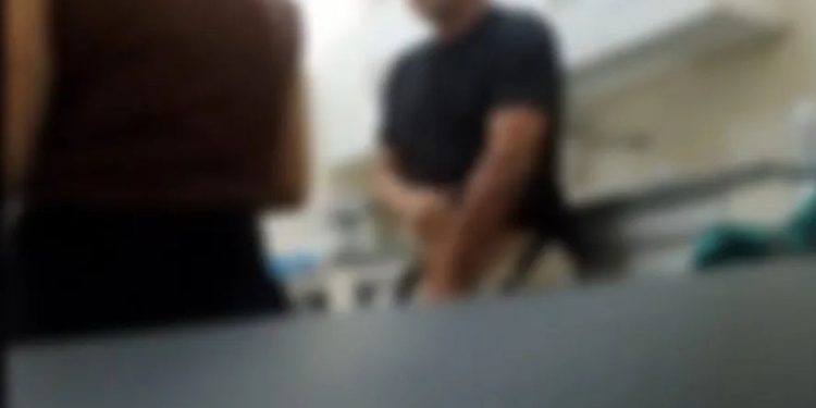 Vídeo mostra médico falando para paciente tocar em suas 'partes' dentro de consultório no Amazonas