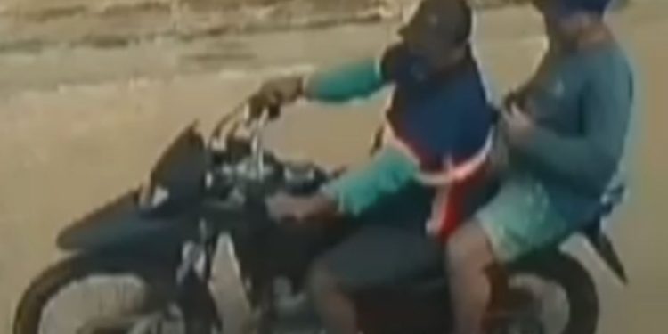 Câmera flagra homens que roubaram R$ 30 mil em espécie da casa de empresário em Itacoatiara