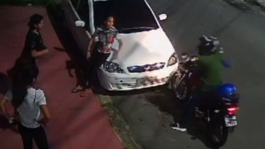 Sem temor, motociclista assalta menores na frente de igreja no São Jorge; veja o vídeo