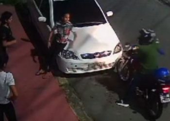 Sem temor, motociclista assalta menores na frente de igreja no São Jorge; veja o vídeo
