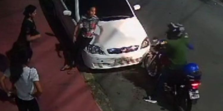 Sem temor, motociclista assalta menores na frente de igreja no São Jorge; veja o vídeo