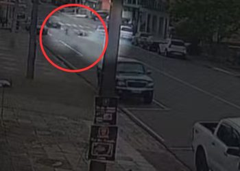 Mãe consegue salvar a filha pequena se jogando na frente de carro; assista