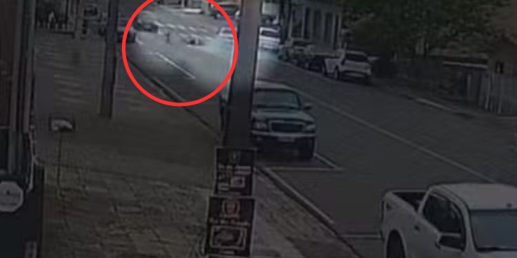 Mãe consegue salvar a filha pequena se jogando na frente de carro; assista
