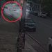 Mãe consegue salvar a filha pequena se jogando na frente de carro; assista