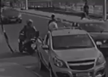 Mulher acaba sendo arremessada da garupa de moto durante colisão em Manaus; assista