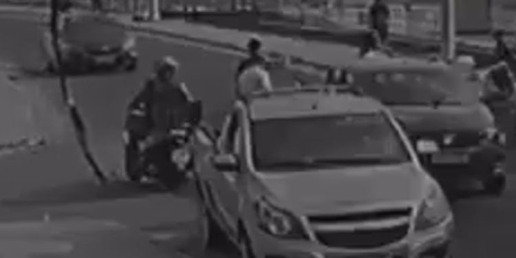 Mulher acaba sendo arremessada da garupa de moto durante colisão em Manaus; assista