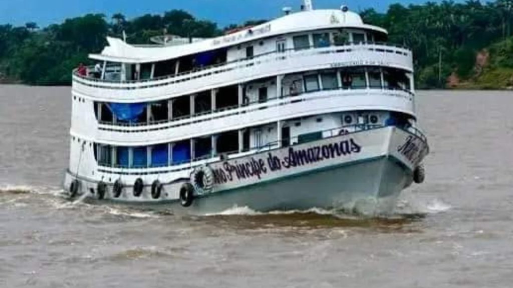 Embarcação é atingida por balsa desgovernada durante temporal no Amazonas