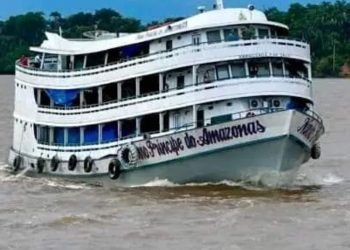 Embarcação é atingida por balsa desgovernada durante temporal no Amazonas
