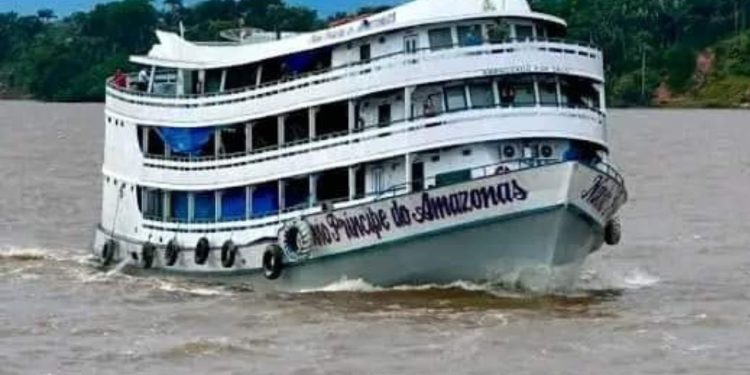 Embarcação é atingida por balsa desgovernada durante temporal no Amazonas