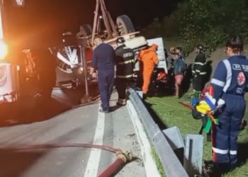 Bombeiros resgatam idoso de 74 anos que ficou preso às ferragens após carreta tombar em Manaus; vídeos