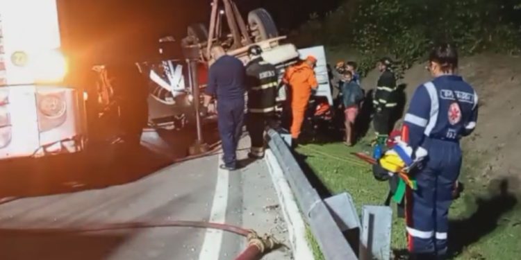 Bombeiros resgatam idoso de 74 anos que ficou preso às ferragens após carreta tombar em Manaus; vídeos