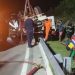 Bombeiros resgatam idoso de 74 anos que ficou preso às ferragens após carreta tombar em Manaus; vídeos