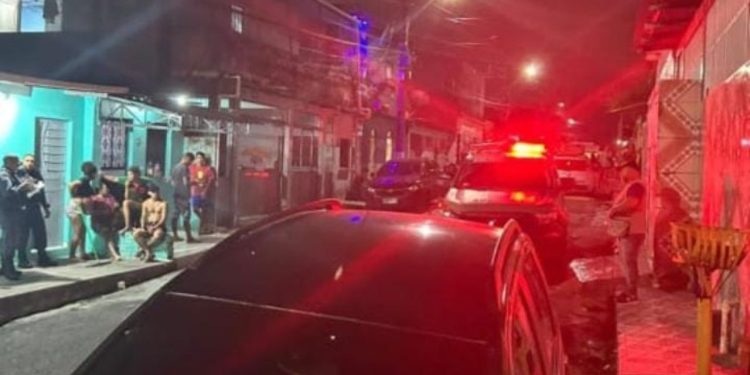 No Novo Aleixo, jovem corre de pistoleiros e m0rr3 dentro de casa