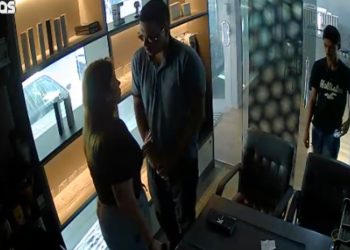 "Não me bate", clama funcionária de loja de celulares em Manaus durante assalto