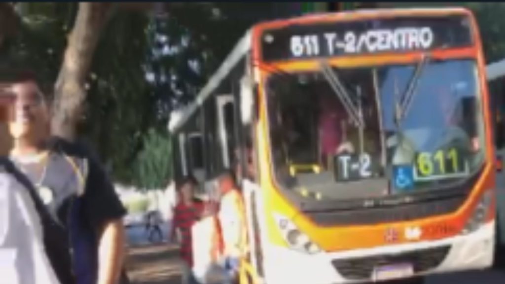 Preso e l1nch@d0: Bandido leva a pior após invadir linha 611 em Manaus para roubar