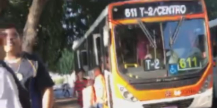 Preso e l1nch@d0: Bandido leva a pior após invadir linha 611 em Manaus para roubar
