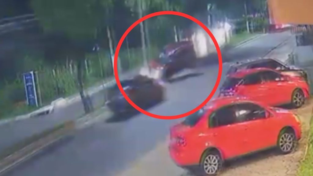 Motorista embriagado perde o controle, bate no poste e deixa outro homem ferido em Manaus; VÍDEO