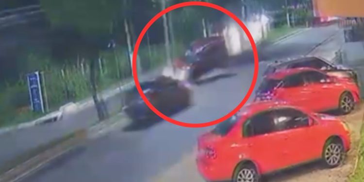 Motorista embriagado perde o controle, bate no poste e deixa outro homem ferido em Manaus; VÍDEO