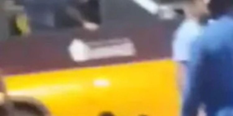 Casal é atingido por carro em alta velocidade na zona leste de Manaus; vídeo