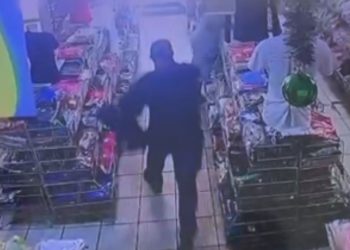Durante assalto em loja no Centro, empresário e funcionário são b@lead0s; veja o vídeo