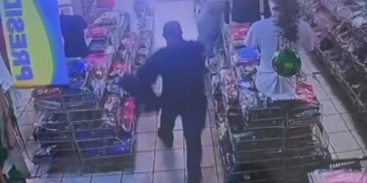Durante assalto em loja no Centro, empresário e funcionário são b@lead0s; veja o vídeo