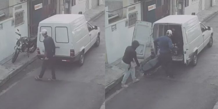 Roubo de moto é registrado por câmera no Japiim; trio carregou moto para dentro de Fiorino