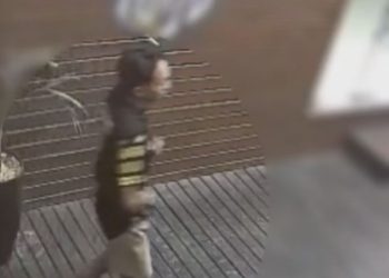 Vídeo: Homem que aparece roub@ndo clientes de choperia em Manaus é procurado pela polícia