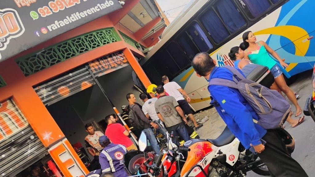 Vídeo: Ônibus invade oficina e deixa cliente com lesão na cabeça no Nova Cidade