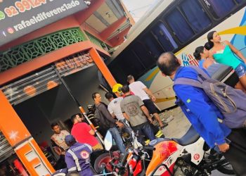 Vídeo: Ônibus invade oficina e deixa cliente com lesão na cabeça no Nova Cidade