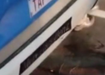 Garupa e motociclista ficam fer1d0s após col1direm contra ônibus por conta de fio caído em Manaus; VÍDEO