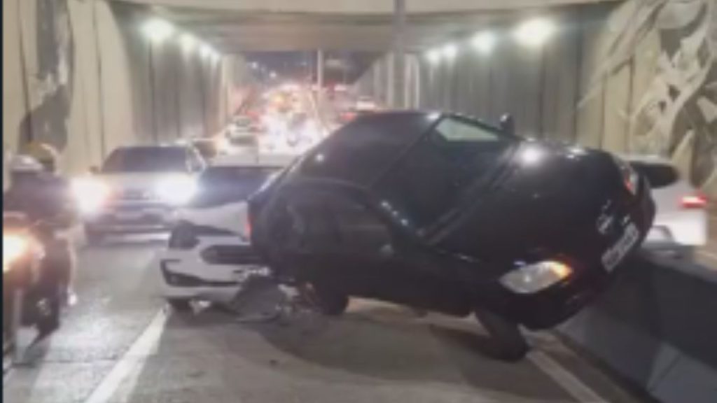 Vídeo: Trânsito fica caótico na Avenida Djalma Batista após col1são entre veículos