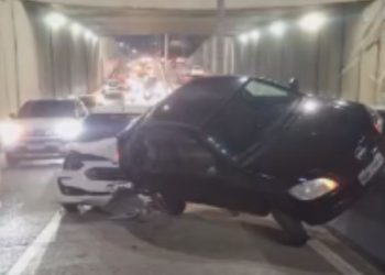 Vídeo: Trânsito fica caótico na Avenida Djalma Batista após col1são entre veículos