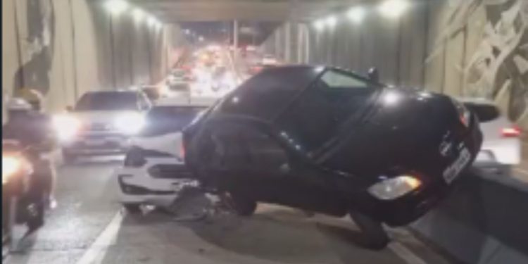 Vídeo: Trânsito fica caótico na Avenida Djalma Batista após col1são entre veículos