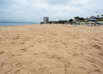 Praia da Ponta Negra é liberada para banho