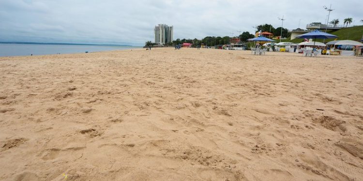 Praia da Ponta Negra é liberada para banho