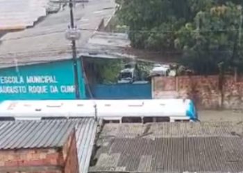Vídeo: ônibus encalha em rua alagada de Manaus: ‘tentou meter a cara, mas desistiu’