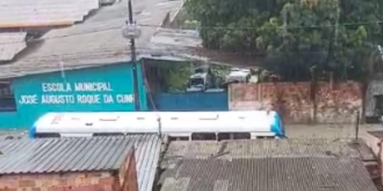 Vídeo: ônibus encalha em rua alagada de Manaus: ‘tentou meter a cara, mas desistiu’