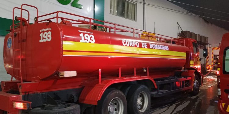 Depois de supermercado, depósito da Loja Queiroz pega f0g0 na Zona Centro-Sul de Manaus