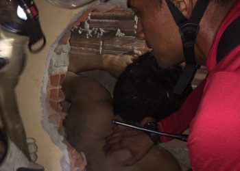 Inusitado: Bombeiros resgatam homem preso entre paredes de duas casas no Lírio do Vale