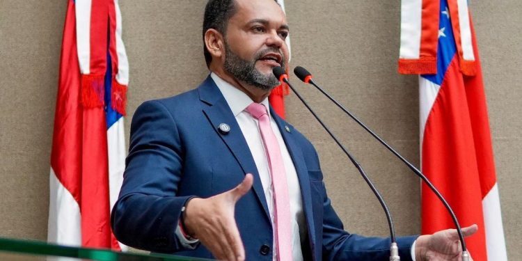Rozenha é o deputado com maior número de Projetos de Lei no AM