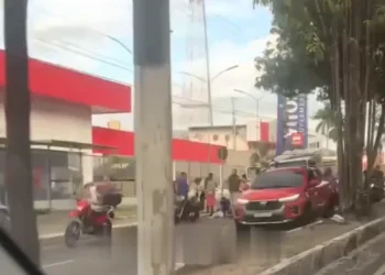 Vídeo: Trânsito complica no Japiim após motociclista se f3rir em ac1dente nesta manhã