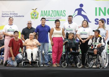 ‘Era um dos meus sonhos conseguir a cadeira de rodas para ele’, diz mãe contemplada pelo ‘Inclusão sobre Rodas’