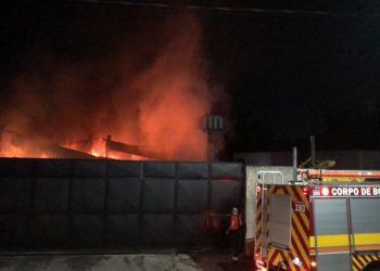 Vídeo: Empresa de reciclagem no Mauazinho é tomada pelo fogo após curto-circuito