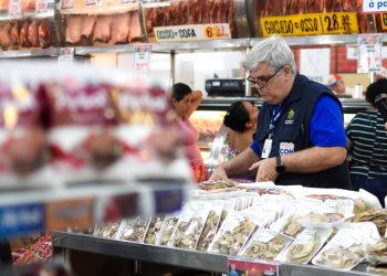Procon encontra produtos vencidos dentro do Supermercado Vitória em Manaus