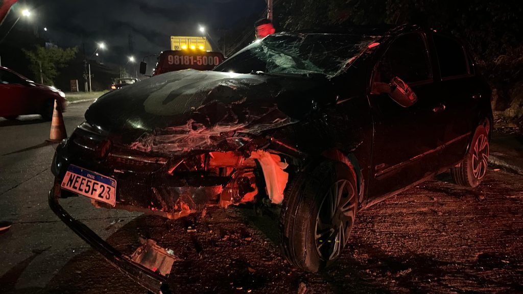 Duas pessoas são levadas ao hospital após col1sã0 entre Gol e carro-forte em Manaus