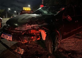Duas pessoas são levadas ao hospital após col1sã0 entre Gol e carro-forte em Manaus