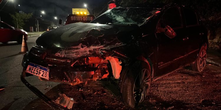 Duas pessoas são levadas ao hospital após col1sã0 entre Gol e carro-forte em Manaus