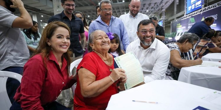 Governador Wilson Lima fez a entrega de 800 títulos definitivos para várias zonas de Manaus